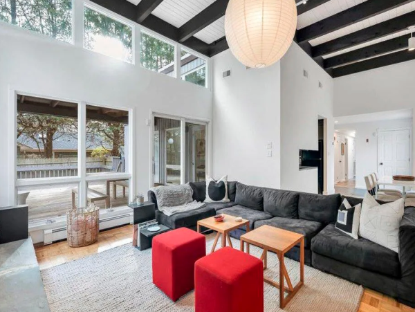 Luxurious 3-Bedroom Retreat in Hampton Bays - Your Coastal Escape Awaits